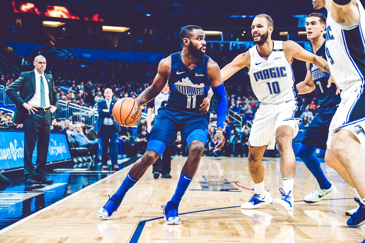 bet365平台 - 蒂姆回归赛场，关键助攻首场状态亮眼，独行侠观众沸腾！