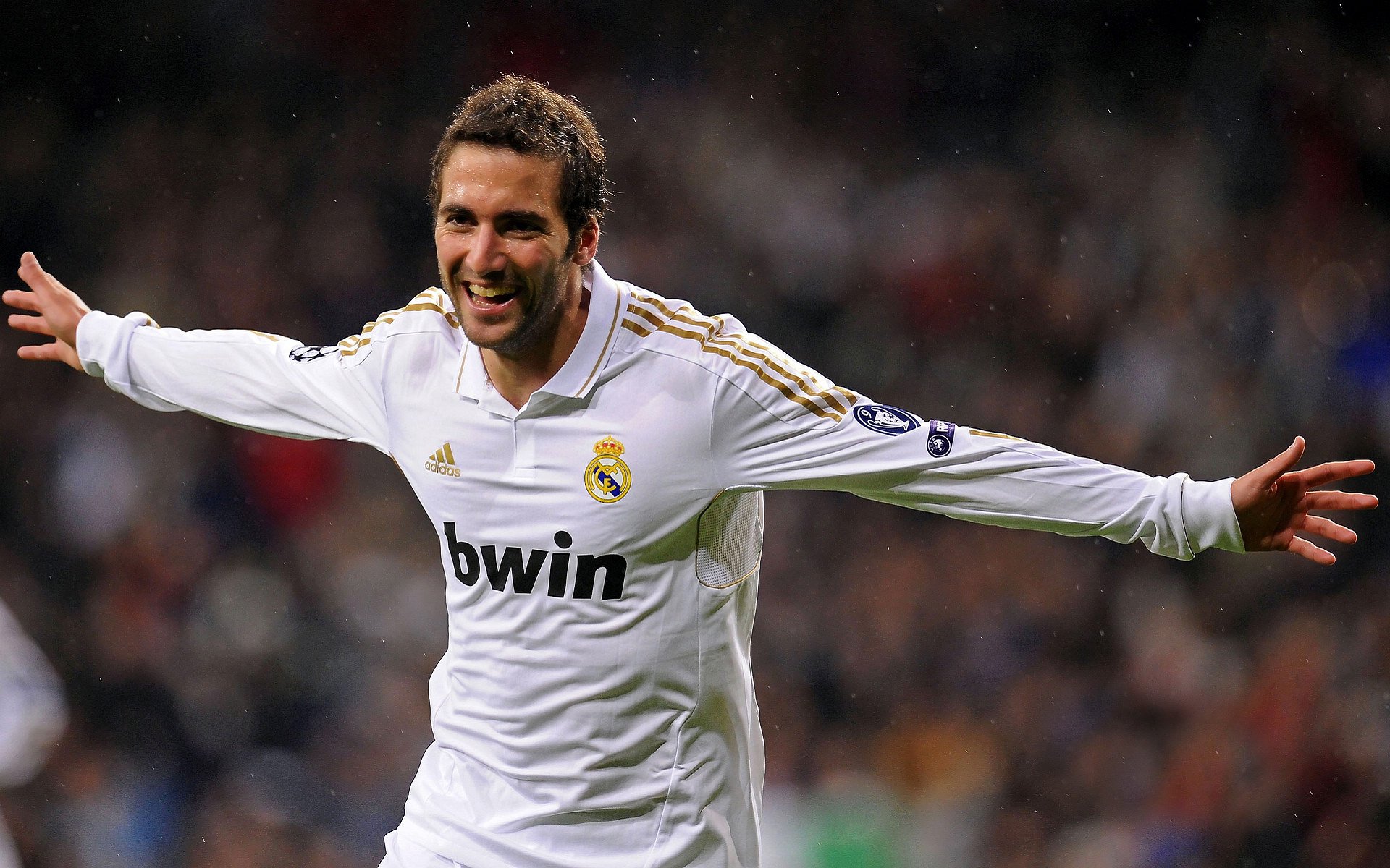 赛场之外的火花：西亚卡姆在曼联比赛中的复杂局势与观众掌声雷动的背后