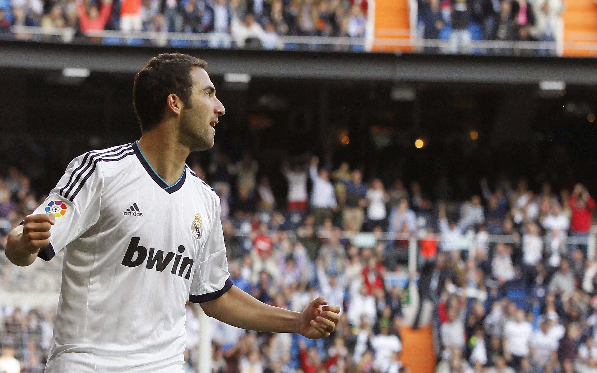 赛场之外的火花：西亚卡姆在曼联比赛中的复杂局势与观众掌声雷动的背后